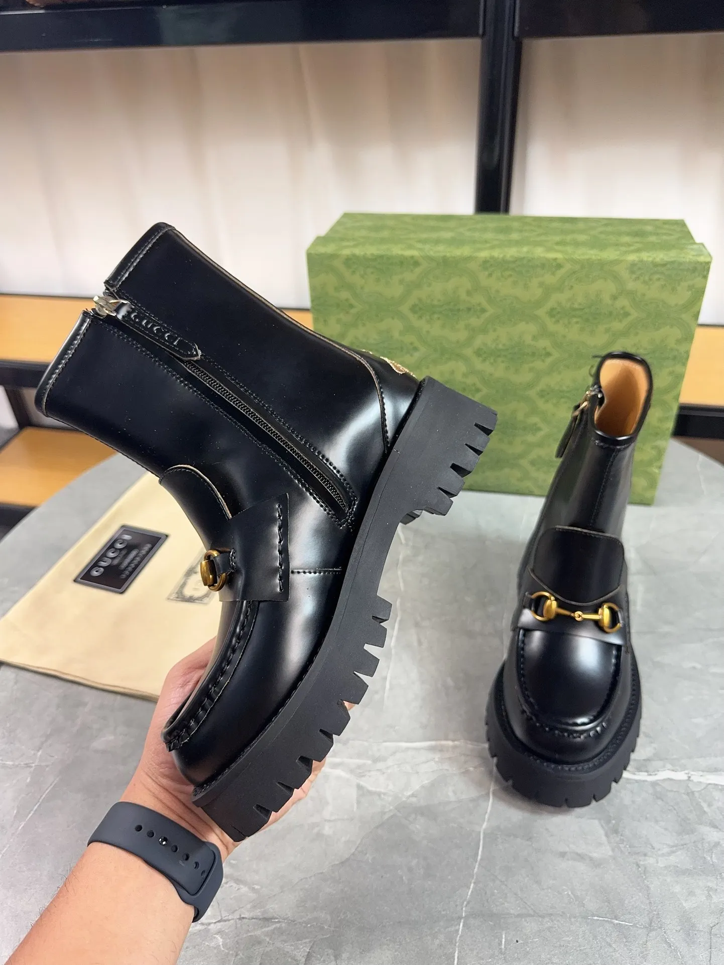 Men's shoes 💰640💰 New model from Gucci, double GG groove thick-soled loafers. The original version is made 1:1. Super beautiful quality, classic model at the counter. ❶Upper: original open-edge beaded cowhide ❷Inner lining: water-dyed cowhide ❸Feet: water-dyed cowhide ❹Outsole: ultra-light original sole ❺thick sole heightening: 3.5cn ❻Packing: original packaging ❼Number: 35-42 (41 41 customized, non-refundable) Men's model: 38-46 (45, 46 customized, non-refundable)